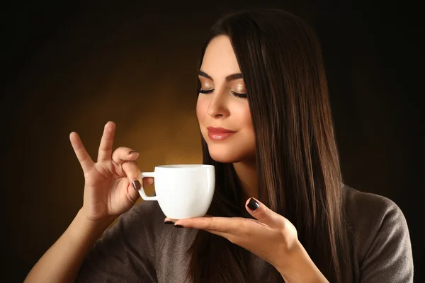 Porträt einer hübschen Frau mit einer Tasse Kaffee — Stockfoto