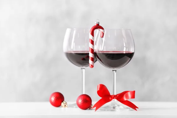 İki bardak şarap ile gri duvar arka plan üzerinde Noel aksesuarlar — Stok fotoğraf