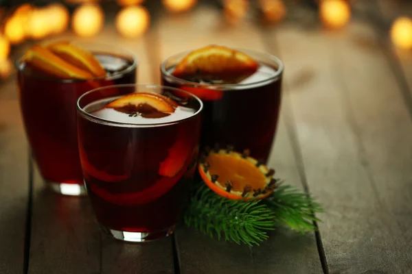 Baharatlı sıcak şarap ve ahşap arka planda Noel ağacı. — Stok fotoğraf