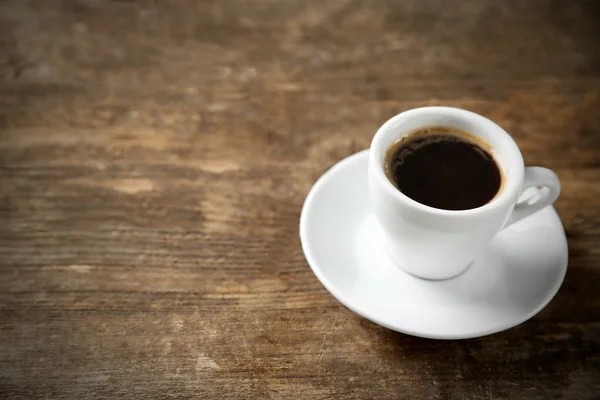 Cup of coffee and coffee grains on wooden background — Stock Photo, Image