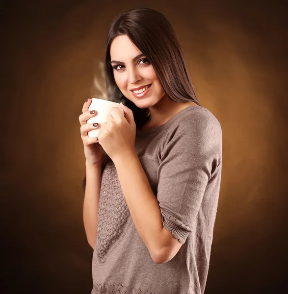 Gülümseyen güzel kadın portresi fincan kahve ile — Stok fotoğraf