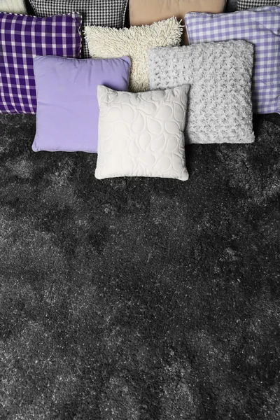 Декоративные подушки на сером фоне — стоковое фото