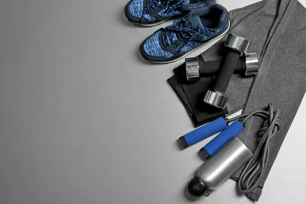 Conjunto para esportes em fundo cinza — Fotografia de Stock