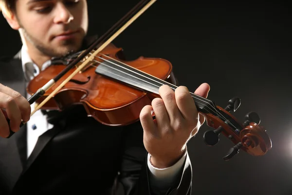 La actuación del violinista de cerca —  Fotos de Stock