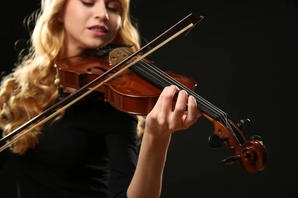 Músico toca violín sobre fondo negro, de cerca — Foto de Stock