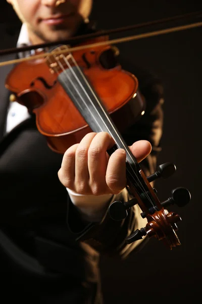 Músico toca violín sobre fondo negro, de cerca —  Fotos de Stock