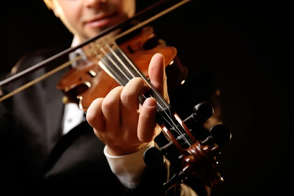 Musicien joue du violon sur fond noir, gros plan — Photo