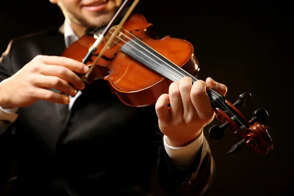 Músico toca violino no fundo preto, close-up — Fotografia de Stock