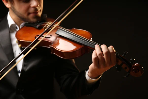 Músico toca violino no fundo preto, close-up — Fotografia de Stock