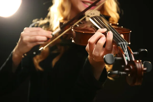 Músico toca violino — Fotografia de Stock