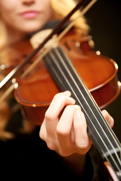 Músico toca violino — Fotografia de Stock