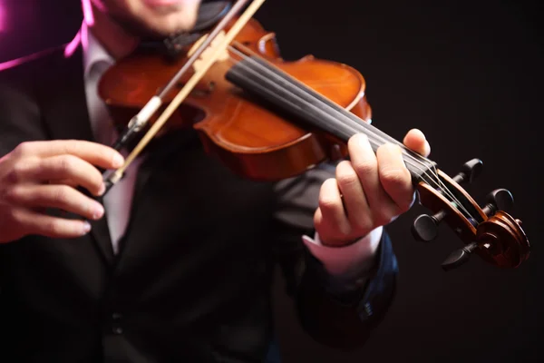 La actuación del violinista de cerca —  Fotos de Stock