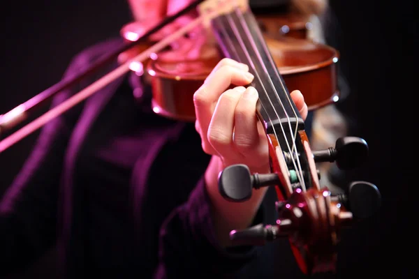 Donna suona il violino — Foto Stock