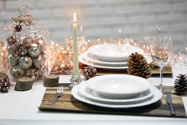 Красивая сервировка рождественского стола — стоковое фото