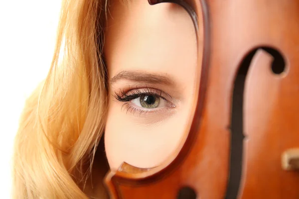 Joven hermosa mujer con violín —  Fotos de Stock