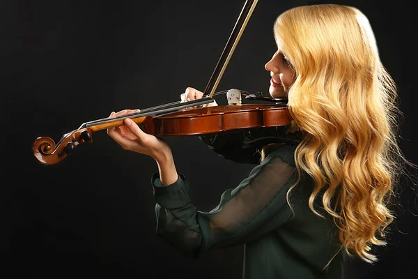 Musiker spelar fiol — Stockfoto
