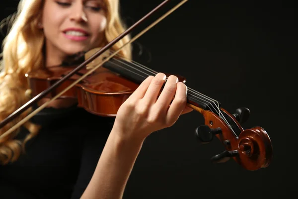 Musicista suona il violino — Foto Stock