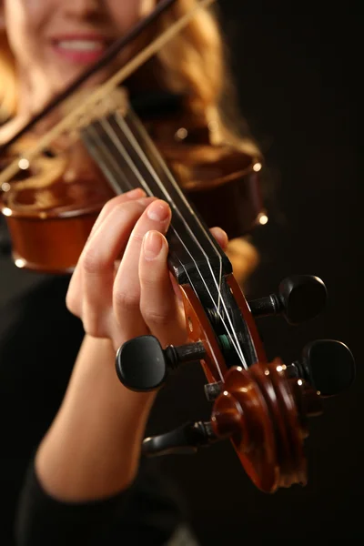 Musicista suona il violino — Foto Stock