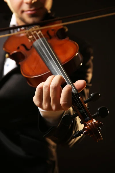 Musicien joue du violon sur fond noir, gros plan — Photo