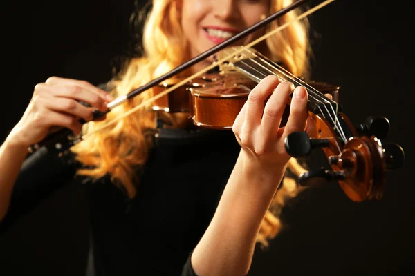 Музыкант играет на скрипке — стоковое фото