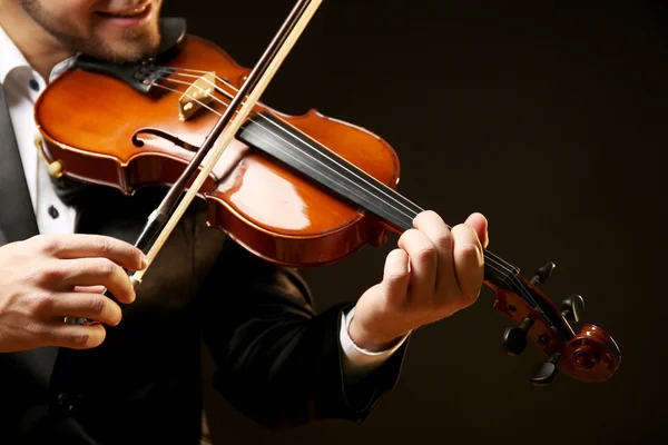 Músico toca violín sobre fondo negro, de cerca — Foto de Stock
