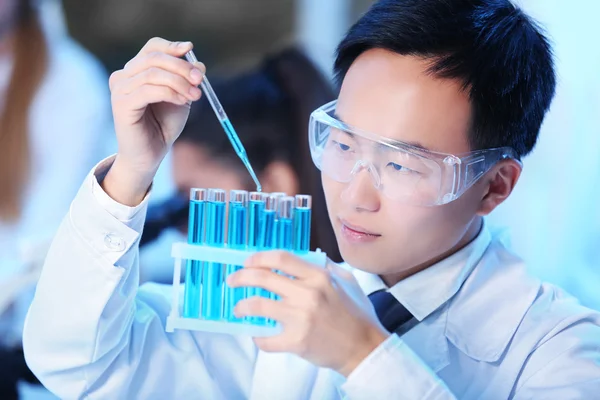 Técnicos médicos trabajando en laboratorio — Foto de Stock