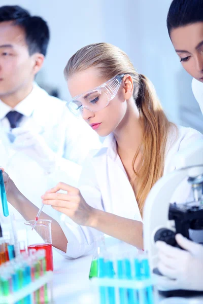 Técnicos médicos que trabalham em laboratório — Fotografia de Stock