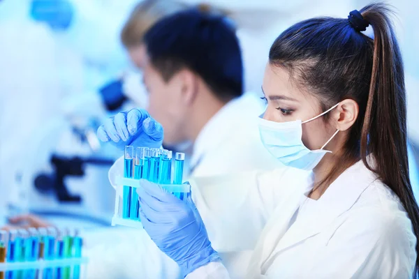 Técnicos médicos trabajando en laboratorio —  Fotos de Stock