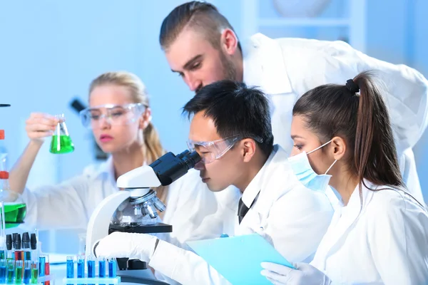 Técnicos médicos trabajando en laboratorio — Foto de Stock