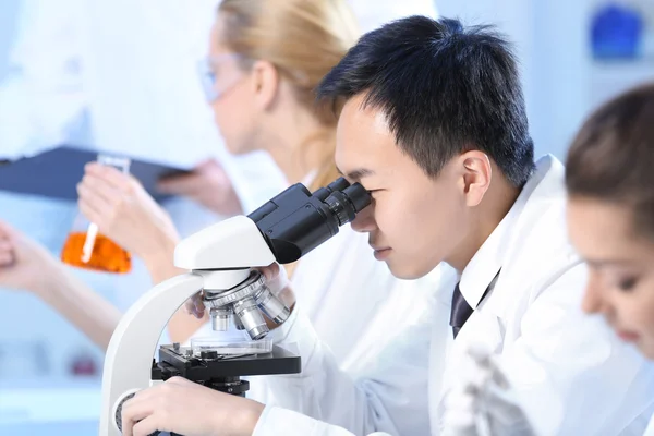 Técnicos médicos que trabalham em laboratório — Fotografia de Stock