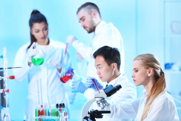 Técnicos médicos que trabalham em laboratório — Fotografia de Stock