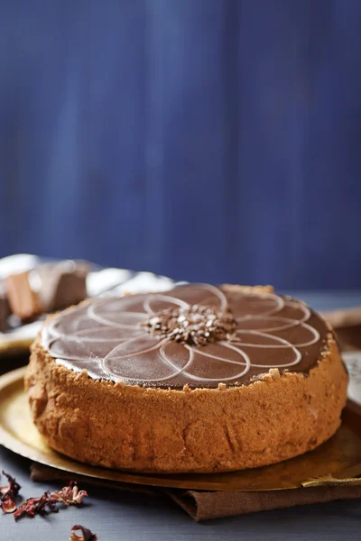 Läcker chokladkaka på bricka, på färg trä bakgrund — Stockfoto