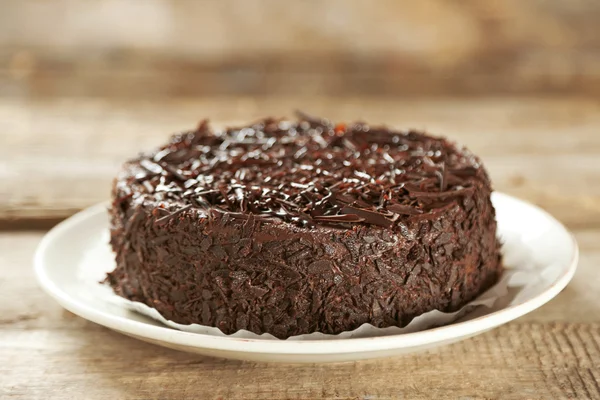 Savoureux gâteau au chocolat sur fond en bois — Photo