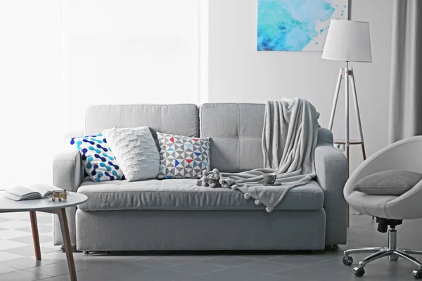 Sofa und Sessel im Wohnzimmer — Stockfoto