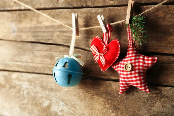 Beaux jouets de Noël sur un vieux fond en bois — Photo