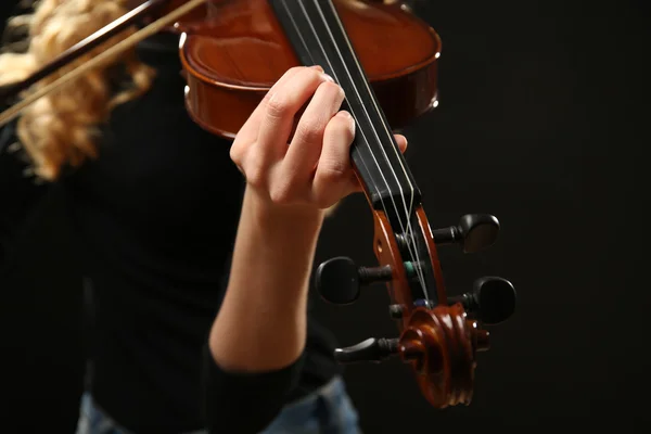 Músico toca violino — Fotografia de Stock