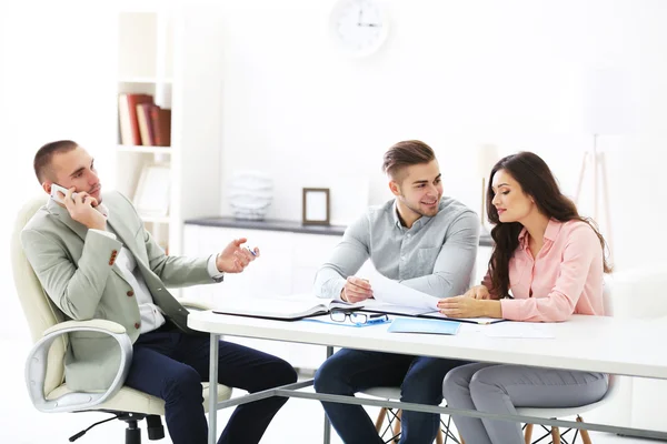 Gelukkige familie met makelaar — Stockfoto