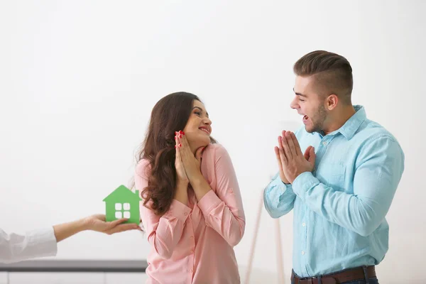 Model of house and couple — Stock Photo, Image