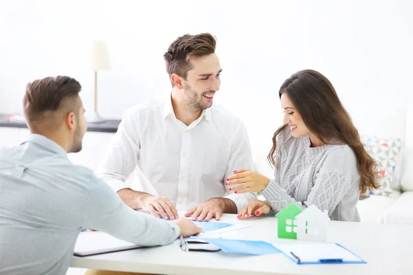 Familie met onroerende goederenagent — Stockfoto