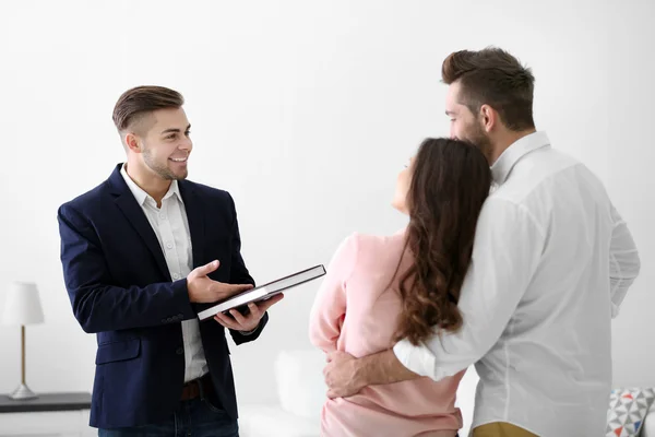 Familie met onroerende goederenagent — Stockfoto