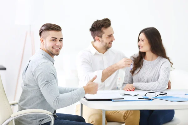 Familie met onroerende goederenagent — Stockfoto