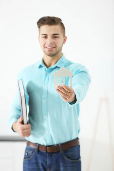 Friendly male estate-agent — Stock Photo, Image