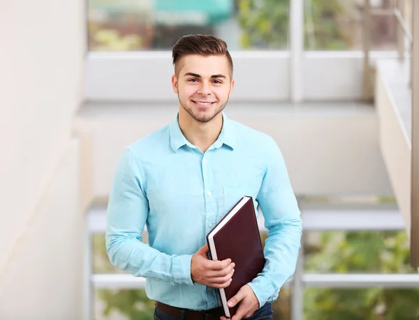 Friendly male estate-agent — Stock Photo, Image