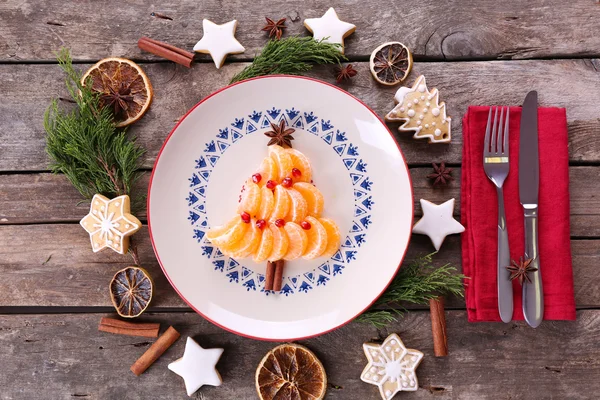 크리스마스 전나무 나무 접시에 귤에서 클로즈업 — 스톡 사진