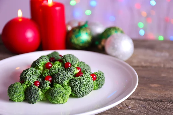 Abete di Natale a base di broccoli, su piatto, primo piano — Foto Stock