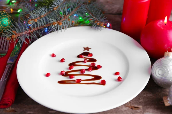 Árvore de abeto de Natal feita de chocolate no prato, de perto — Fotografia de Stock