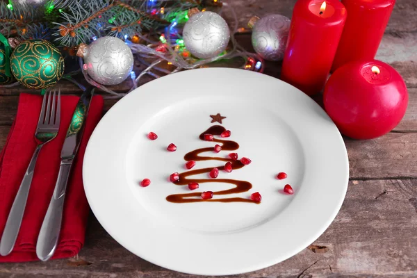 Рождественская елка из шоколада на тарелке, крупным планом — стоковое фото