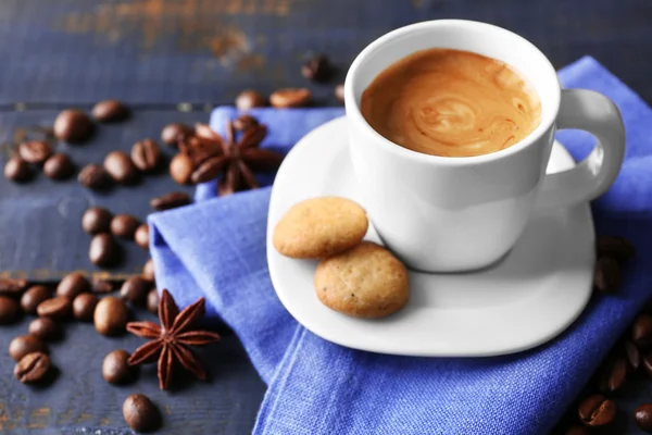 Ahşap masa arka plan üzerinde baharatlar ile kahve — Stok fotoğraf