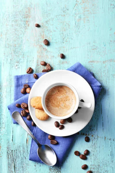 Secangkir kopi dengan latar belakang kayu berwarna — Stok Foto
