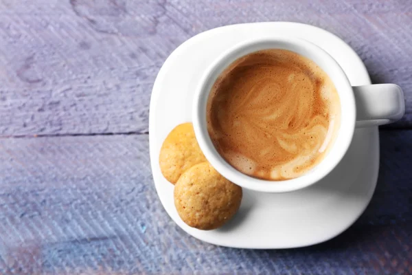 Tasse Kaffee auf Holztischhintergrund — Stockfoto